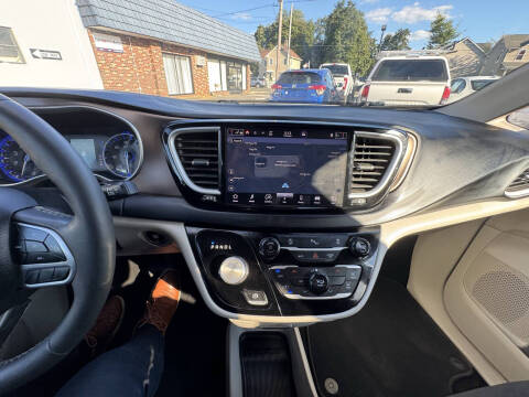 2022 Chrysler Voyager LX