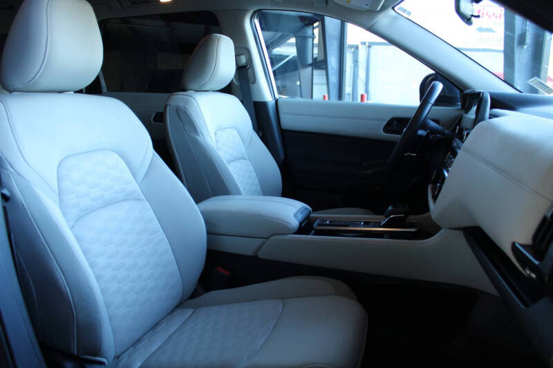 2025 Nissan Pathfinder SV