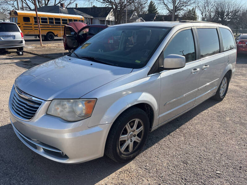 2011 Chrysler Town & Country Touring's photo