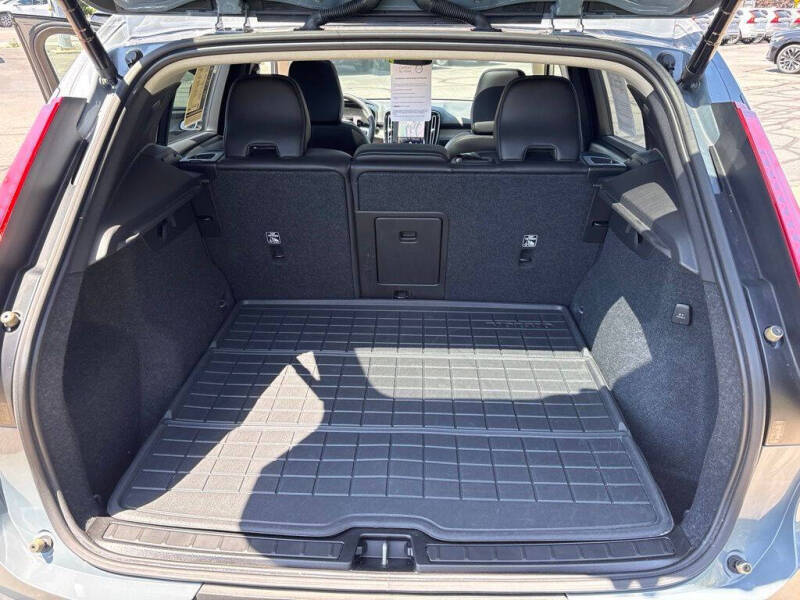 2023 Volvo XC40 B5 Plus Dark Theme