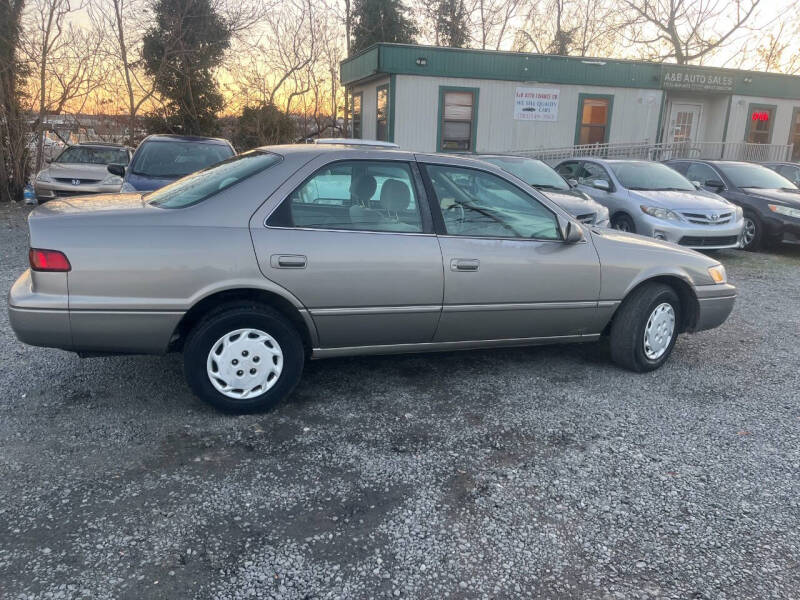 1998 Toyota Camry LE photo 4