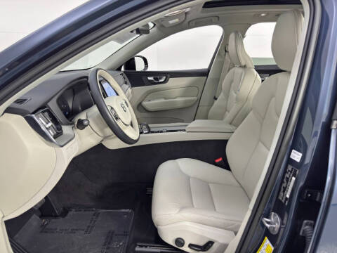 2023 Volvo XC60 B5 Plus Dark Theme