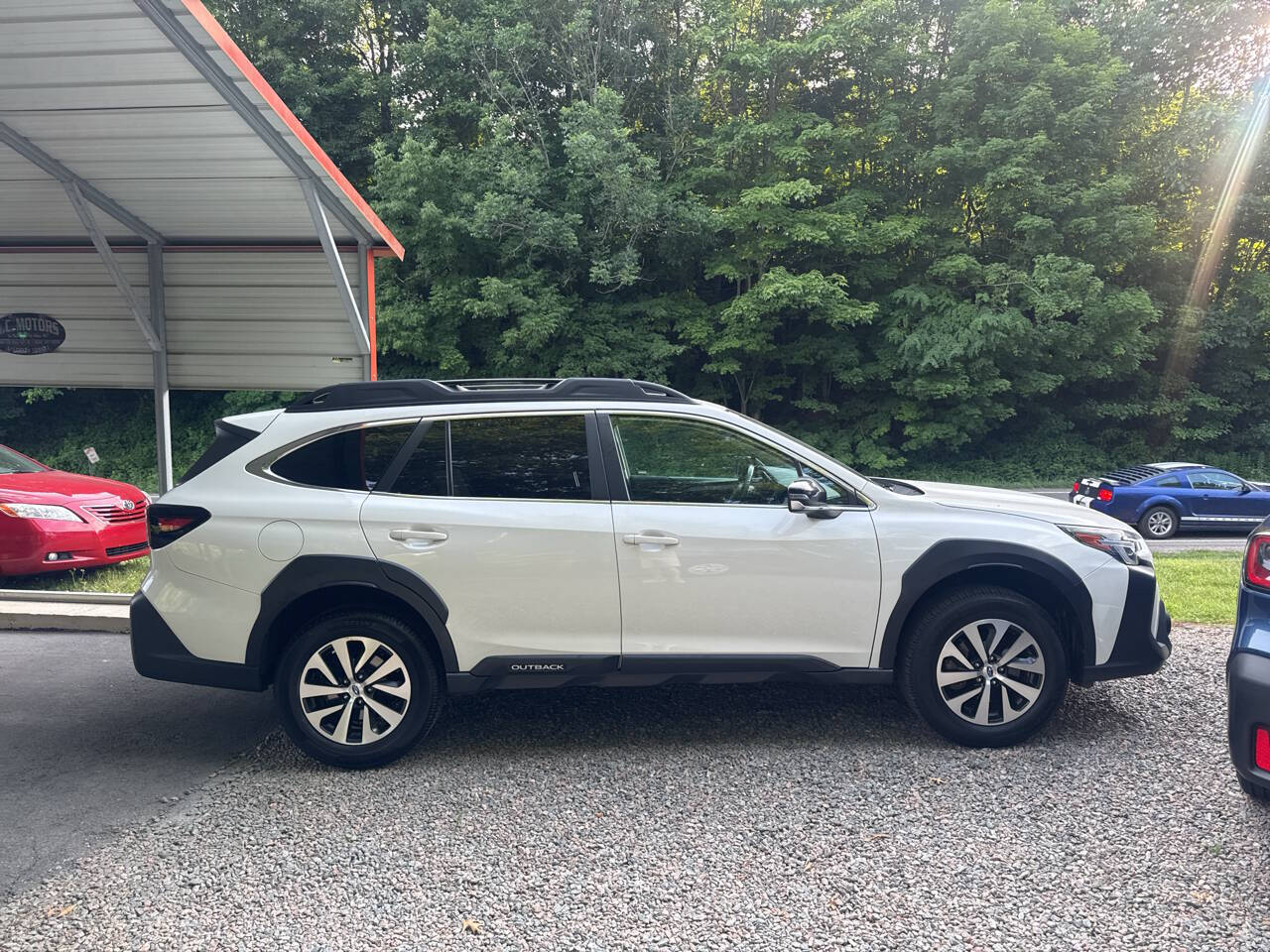 White 2023 Subaru Outback Premium AWD Premium 4dr Crossover 24