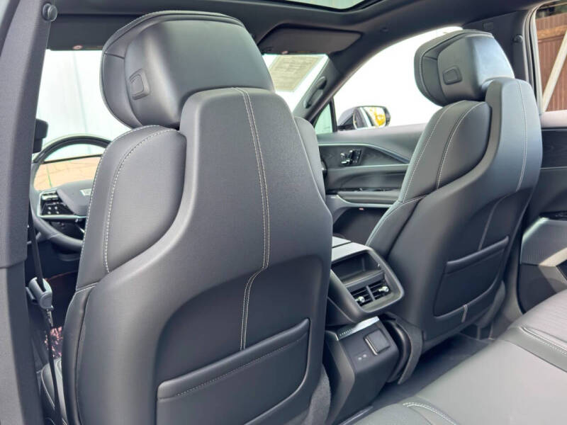 2025 Cadillac LYRIQ Luxury 2