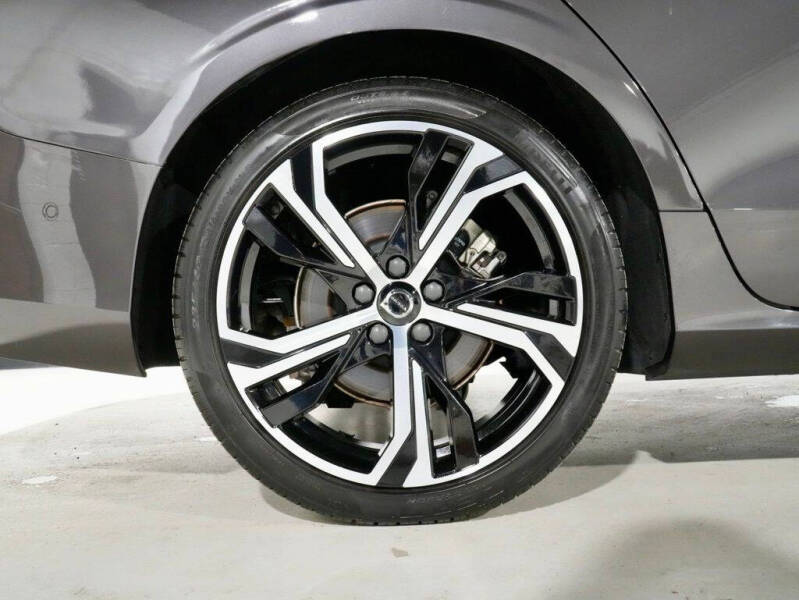 2023 Volvo S60 B5 Plus Dark Theme