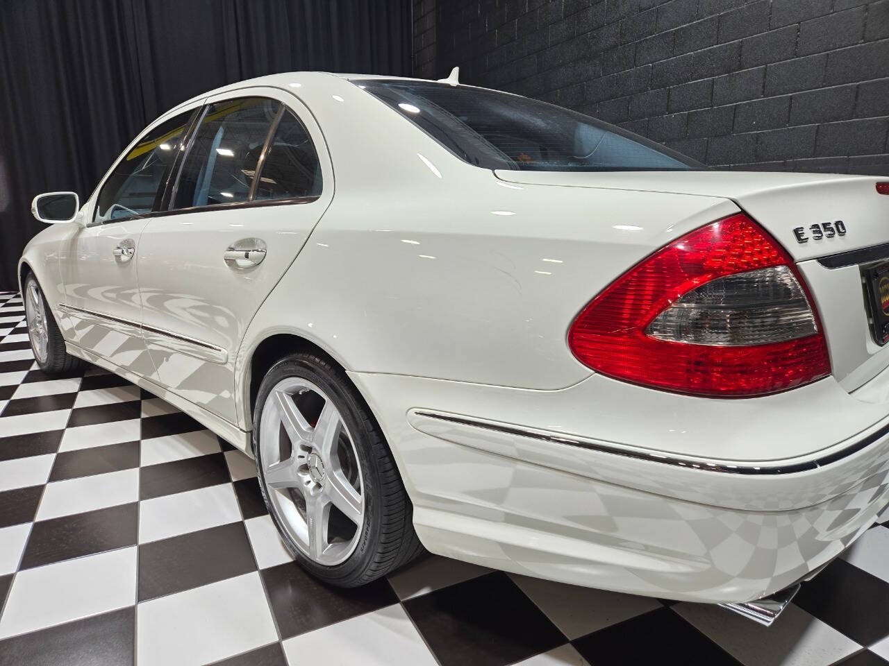 2009 Mercedes-Benz E-Class 19