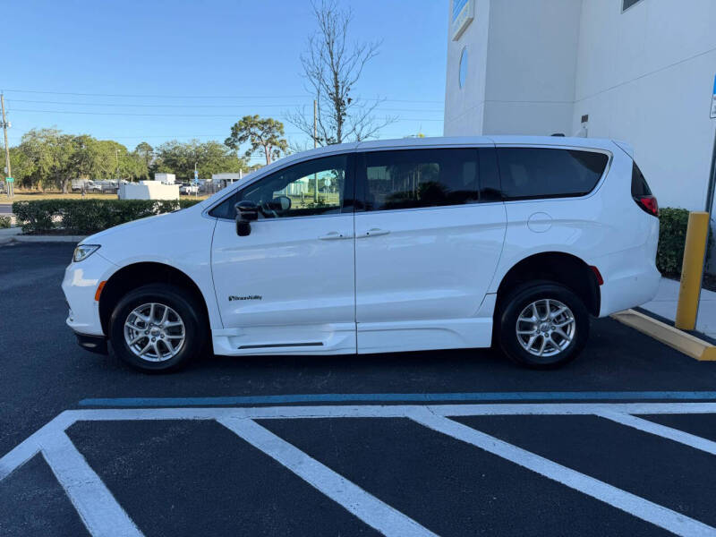 2025 Chrysler Pacifica Select