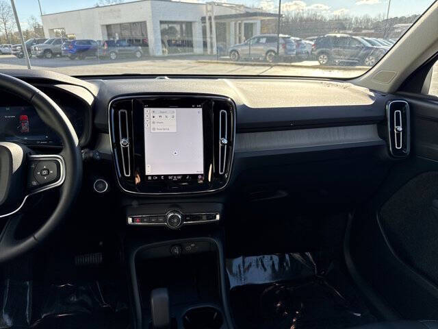 2025 Volvo XC40 B5 Core Bright Theme