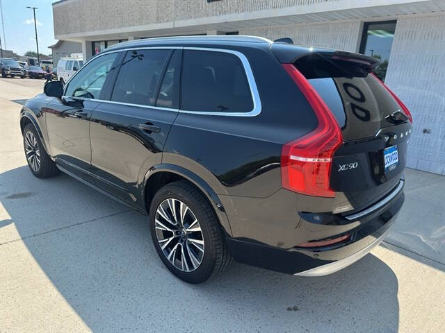 2022 Volvo XC90 T6 Momentum 7-Passenger