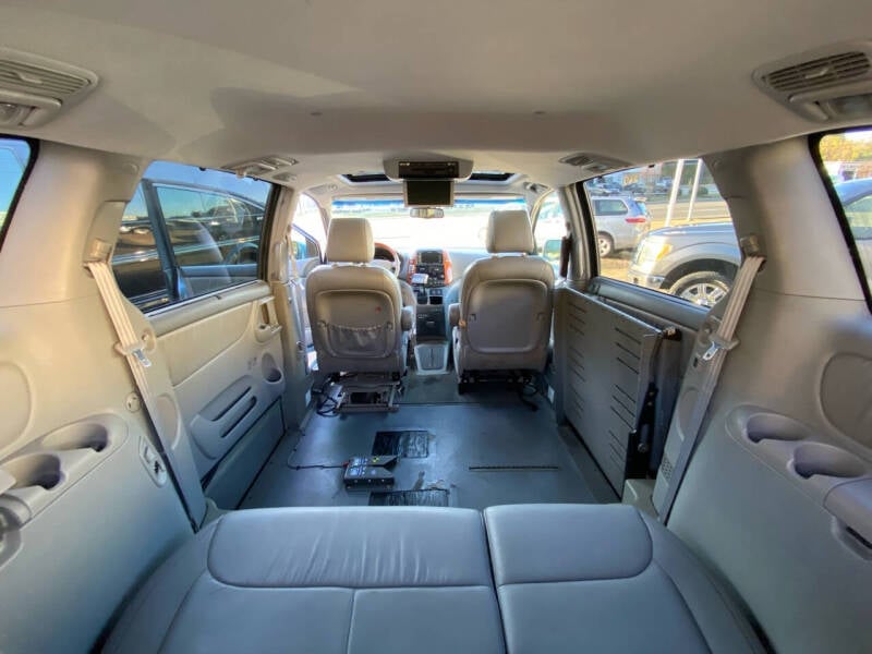 2009 Toyota Sienna Limited photo 10