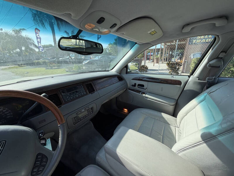 2002 Lincoln Town Car Signature