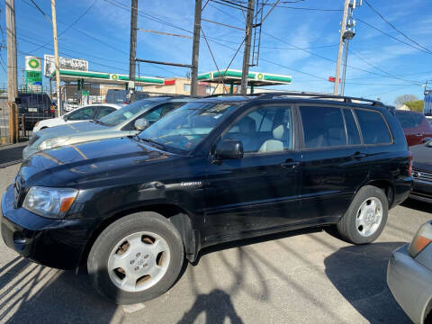 2005 Toyota Highlander for sale at Debo Bros Auto Sales in Philadelphia PA