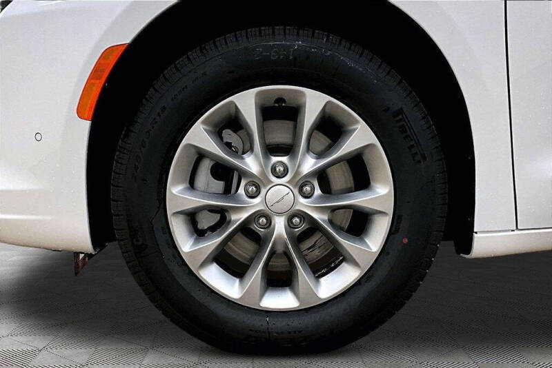 2027 Chrysler Pacifica Select