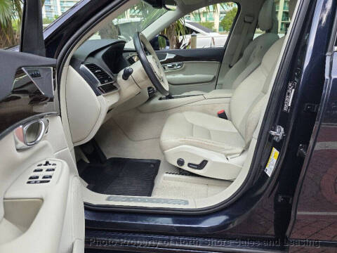 2016 Volvo XC90 T6 Momentum