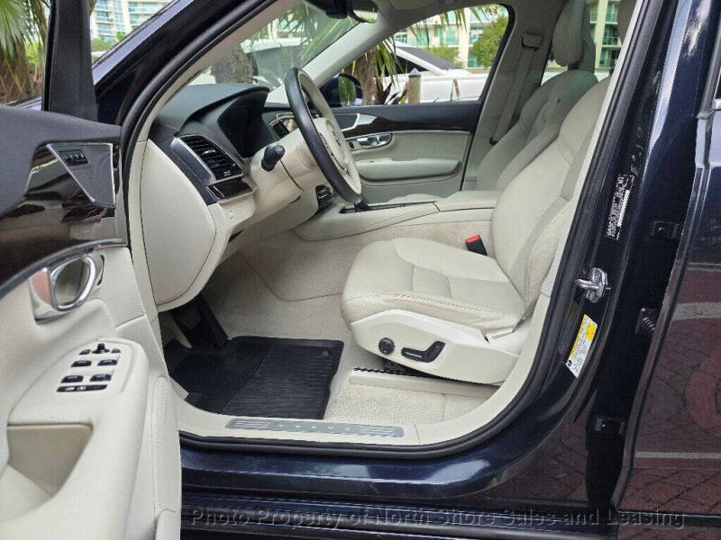 2016 Volvo XC90 T6 Momentum