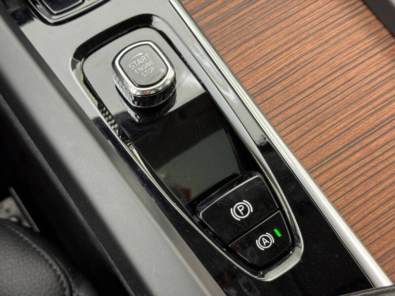 2024 Volvo XC60 B5 Plus Dark Theme