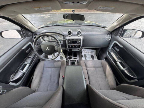 2008 Mitsubishi Raider LS