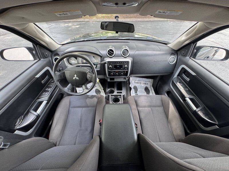 2008 Mitsubishi Raider LS