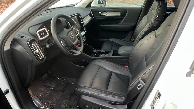 2025 Volvo XC40 B5 Core Bright Theme