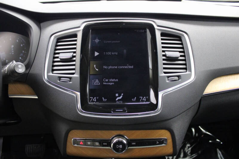 2022 Volvo XC90 T6 Momentum 6-Passenger