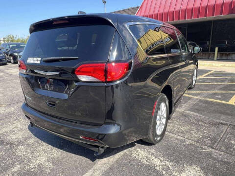 2022 Chrysler Voyager LX
