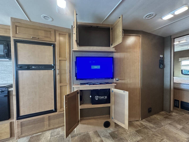 2015 Thor Motor Coach Hurricane