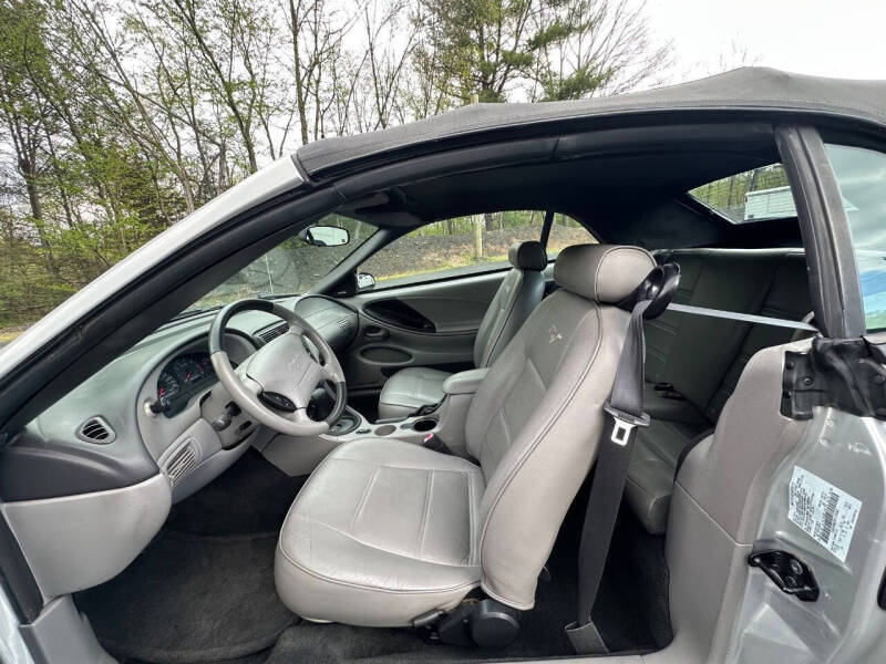 2004 Ford Mustang Deluxe