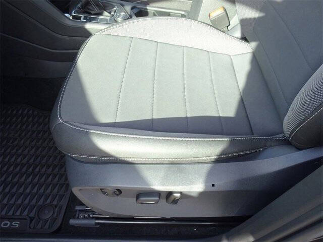 2024 Volkswagen Taos SE 4Motion