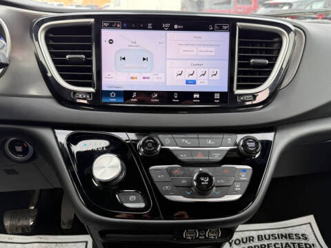 2025 Chrysler Pacifica Select