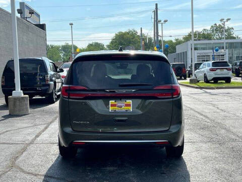 2027 Chrysler Pacifica Select