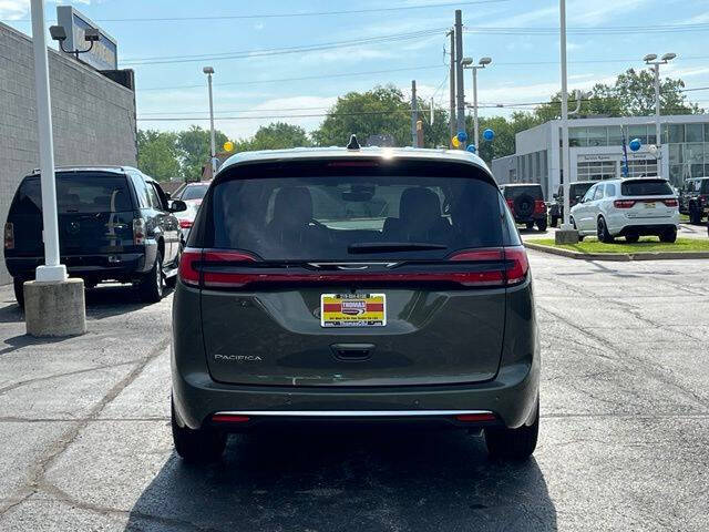 2027 Chrysler Pacifica Select