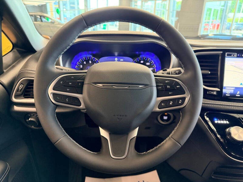 2027 Chrysler Pacifica Select