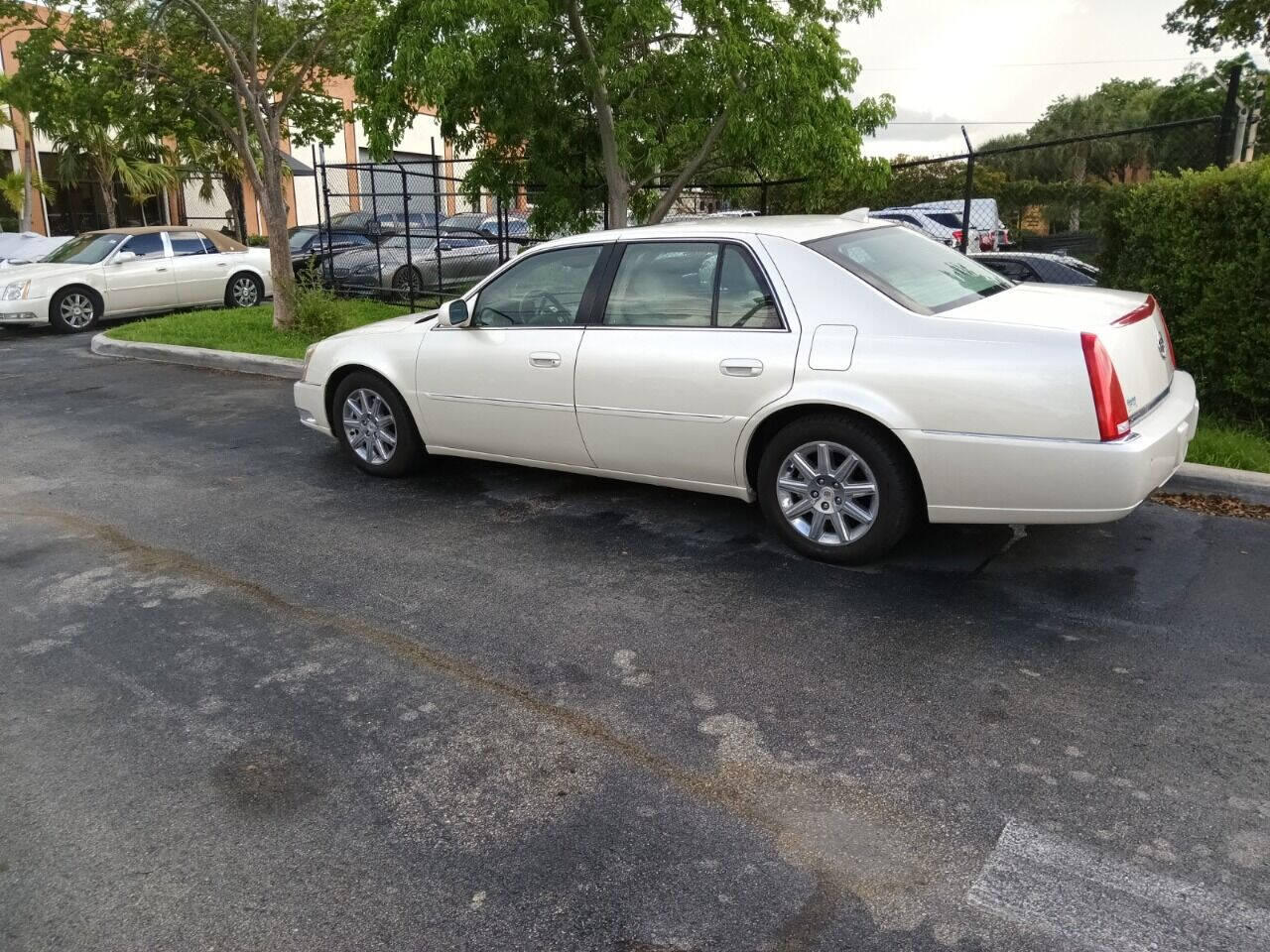 2011 Cadillac DTS Sedan - $7,950