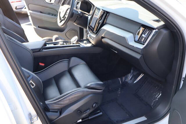 2024 Volvo XC60 Recharge T8 Ultimate Dark Theme