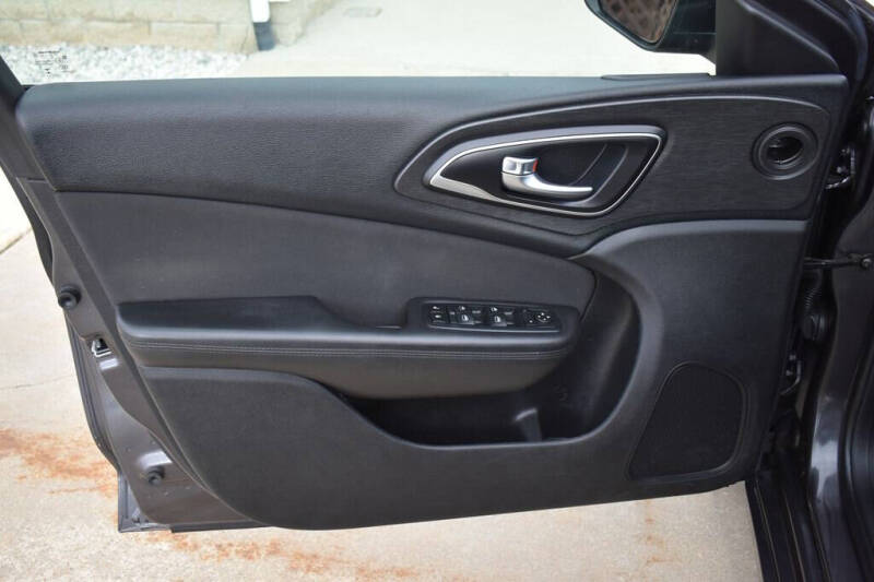 2016 Chrysler 200 LX