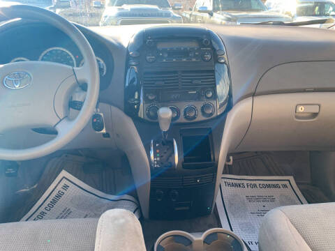 2005 Toyota Sienna LE 8 Passenger