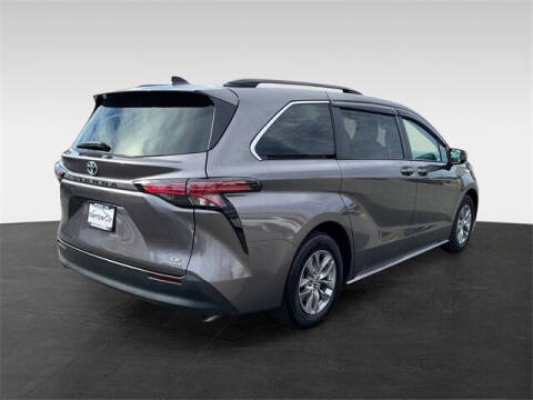 2022 Toyota Sienna LE 8-Passenger