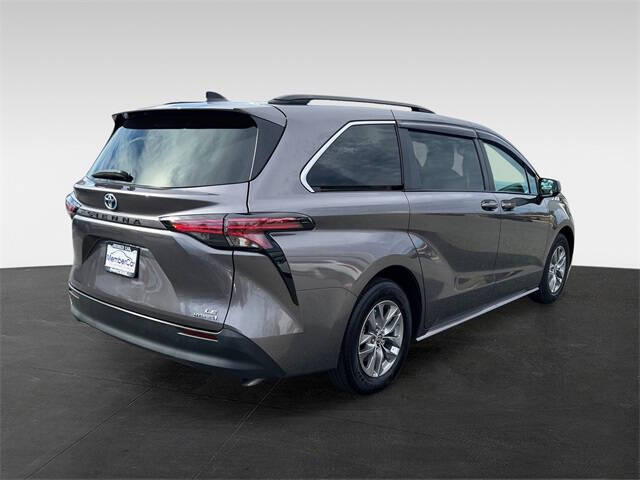 2022 Toyota Sienna LE 8-Passenger