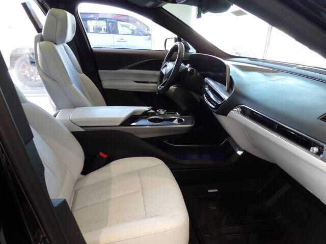 2024 Cadillac LYRIQ Luxury 2