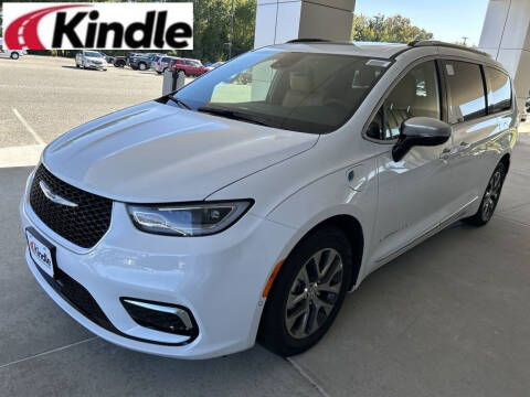 2023 Chrysler Pacifica Plug-In Hybrid for sale at Kindle Auto Plaza in Cape May Court House NJ