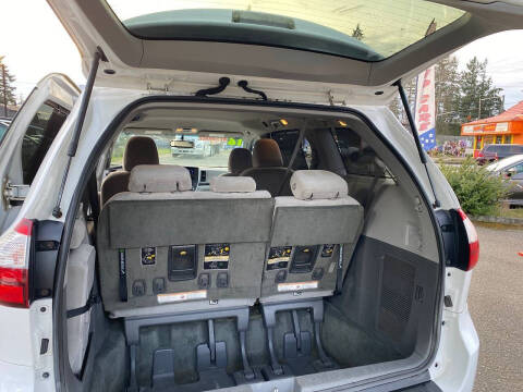 2016 Toyota Sienna LE 7-Passenger Auto Access Seat