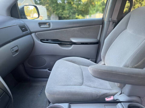 2004 Toyota Sienna LE 7 Passenger