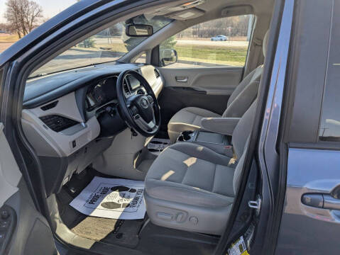 2017 Toyota Sienna LE 8-Passenger