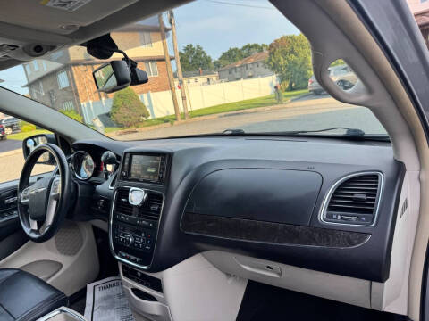 2015 Chrysler Town and Country Touring-L