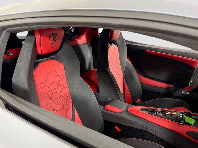 2025 Lamborghini Revuelto