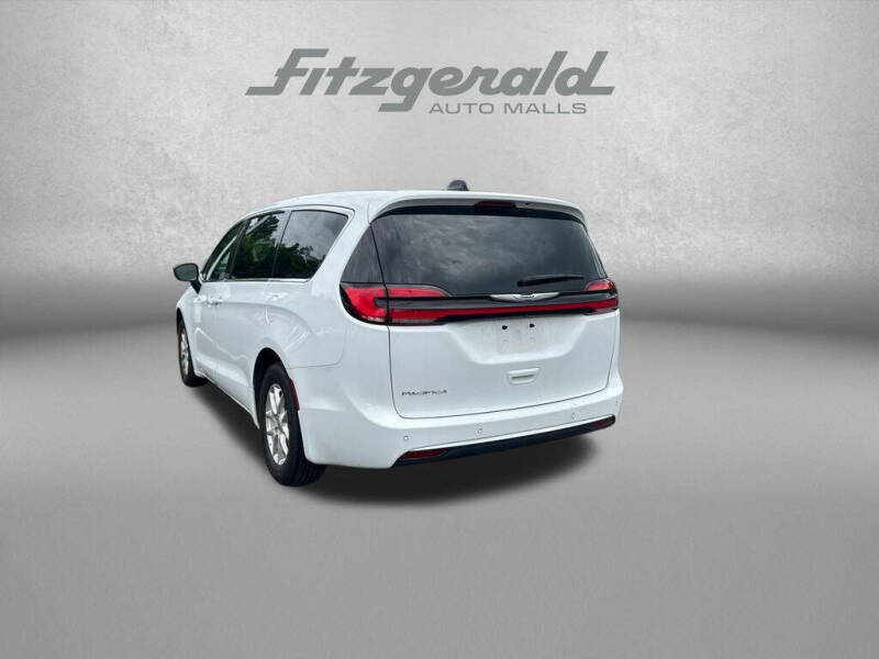 2025 Chrysler Pacifica Select
