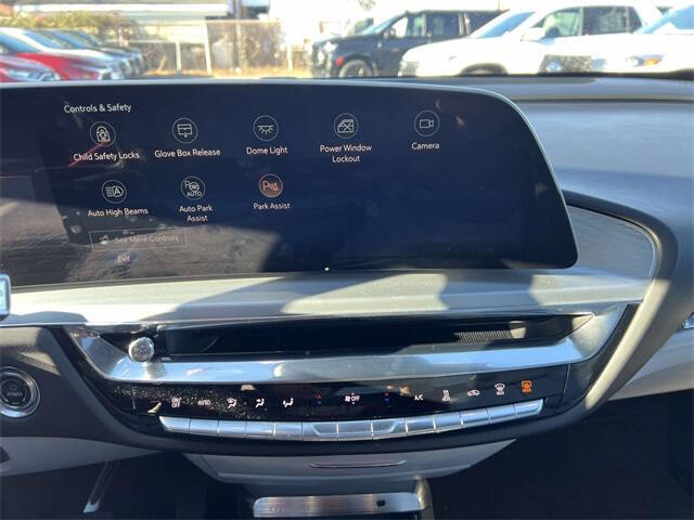 2024 Cadillac LYRIQ Luxury 2