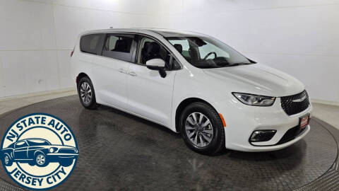 2023 Chrysler Pacifica Plug-In Hybrid Touring L