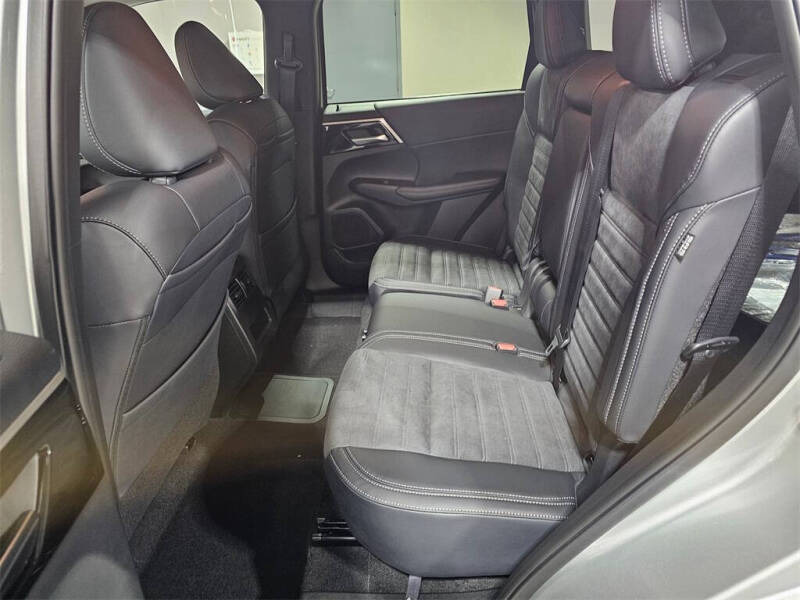 2025 Mitsubishi Outlander PHEV SE