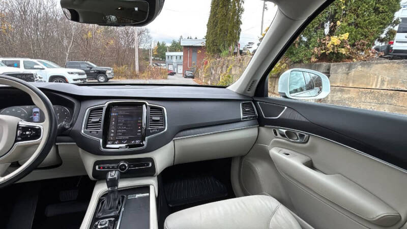 2020 Volvo XC90 T6 Momentum 6-Passenger